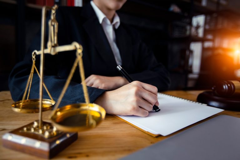 Read more about the article How to Evaluate Lawyers in Dubai Based on Client Reviews