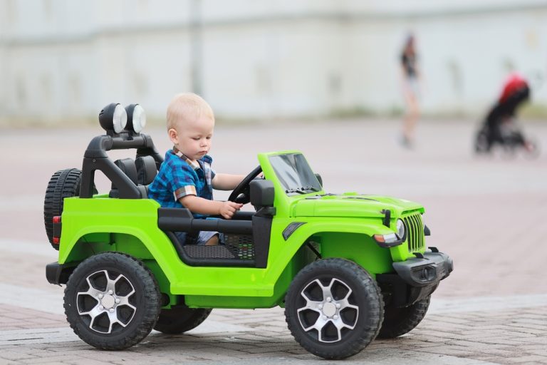 Read more about the article What Are the Differences Between Electric and Manual Ride-On Cars for Kids?