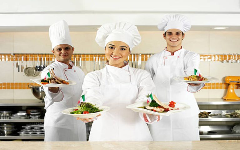 Read more about the article 5 Key Features Every Chef’s Uniform Should Have