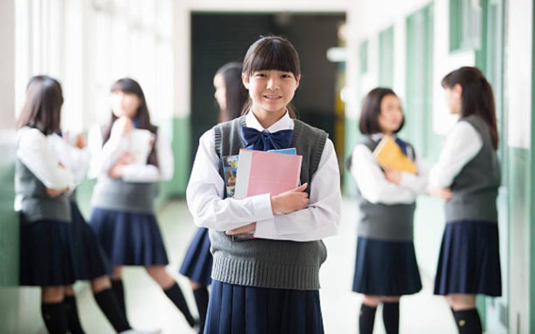 Read more about the article Why is it important for college students to wear uniforms?