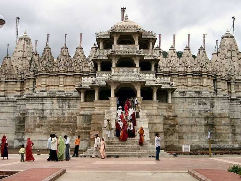 Read more about the article Exploring the Magnificent Dilwara Temples of Mount Abu