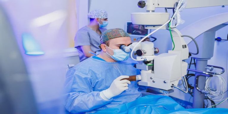 Read more about the article What Are The Pros And Cons Of Lasik Eye Surgery?