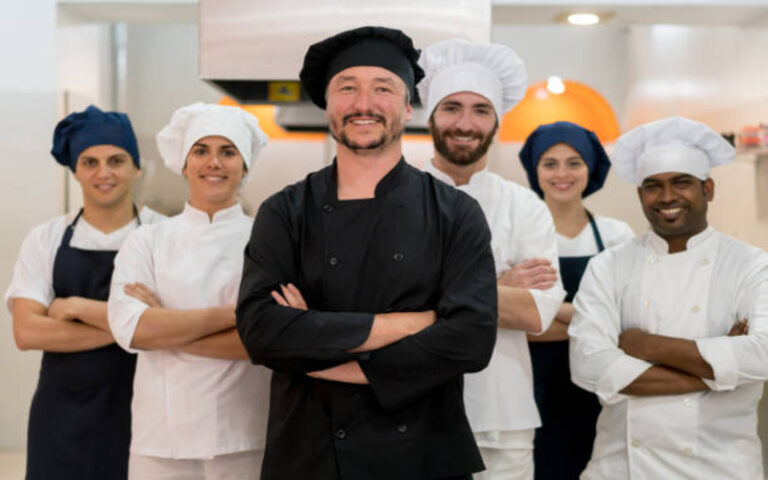 Read more about the article The Ultimate Guide to Restaurant Uniforms: Combining Style and Functionality