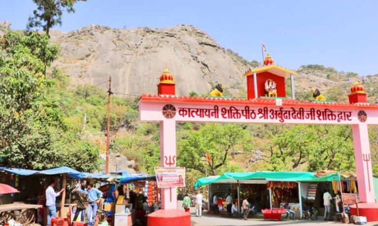 Read more about the article Discovering the Arbuda Devi Temple in Mount Abu