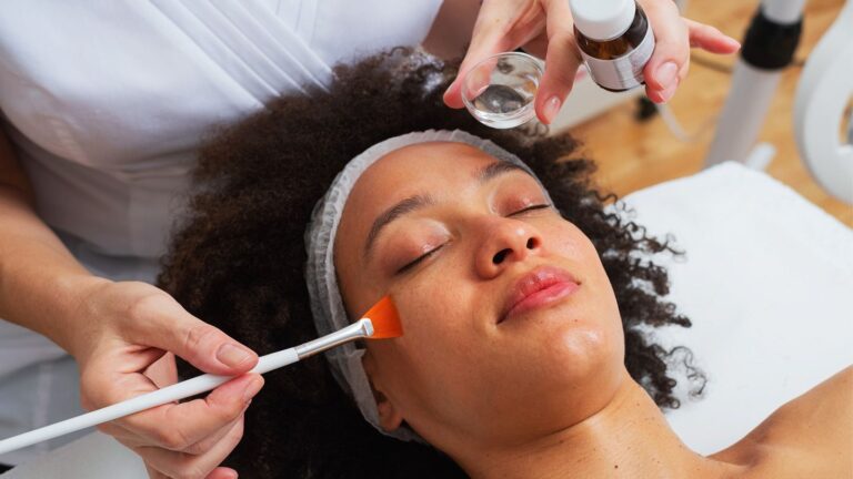 Read more about the article What Happens During A Chemical Peel Session?