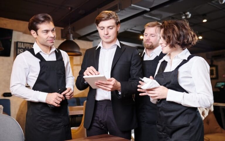 Read more about the article How to Choose the Perfect Uniform for a Restaurant Interview