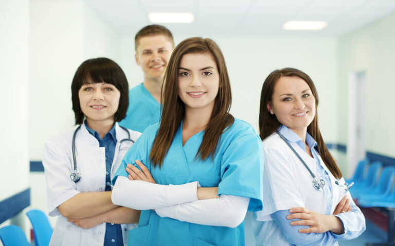 Read more about the article The Importance of Uniforms for Doctors and Nurses 