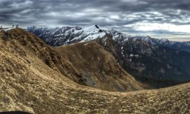 Best Seasons for Phulara Ridge Trek : A mountain ridge.