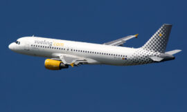 Opciones de atención al cliente de vueling para contactar por teléfono, correo electrónico y chat: guía paso a paso