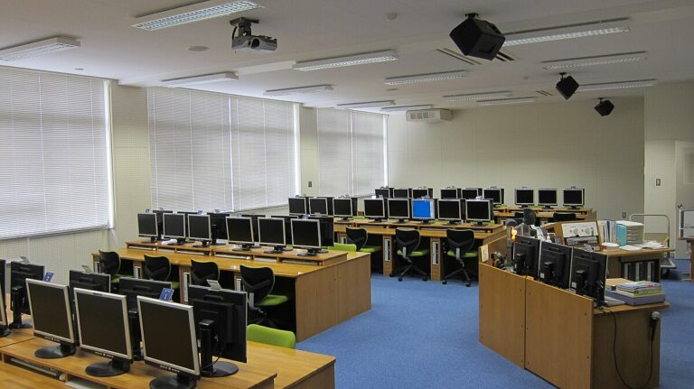 Read more about the article Top 5 Reasons to Choose Spears English Language Lab Software Over Others