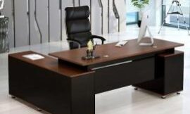 What are the features that enhance the ergonomics of an executive table?