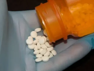 imgi_14_hand-holding-medicine