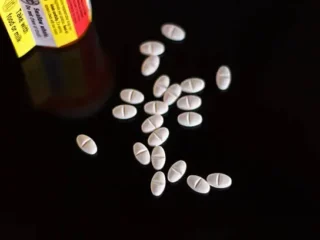 imgi_17_white-pills-on-black-background-1