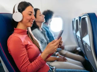 can-you-listen-to-music-on-a-plane