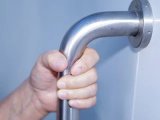 grab-bar-installation-for-seniors