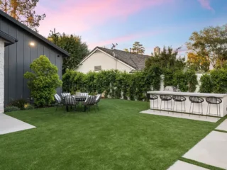 modern-backyard-artificial-grass-outdoor-dining