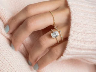 109-Eng-Pink-Sweater-Yona-Whisper-Ring-Pave-2_5ct-Emerald-FQ
